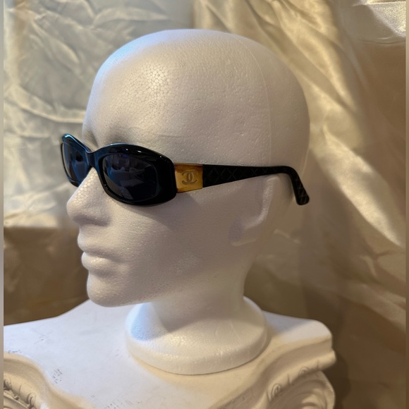 Chanel 5014 CC Quilted Vintage Sunglasses in Black and Gold Hue - Picture 11 of 17